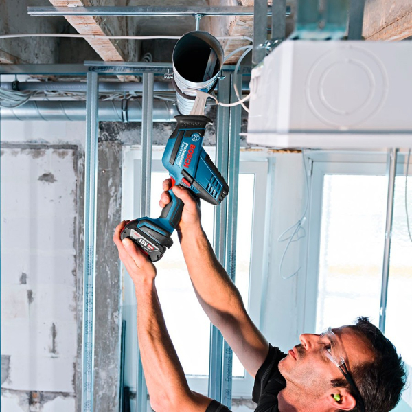 Акумуляторна ножівка Bosch GSA 18 V-LI C Professional без акб та з/п