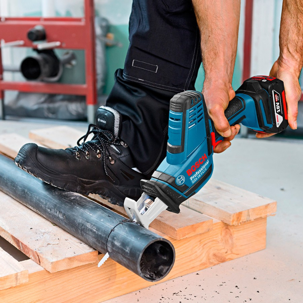 Акумуляторна ножівка Bosch GSA 18 V-LI C Professional без акб та з/п